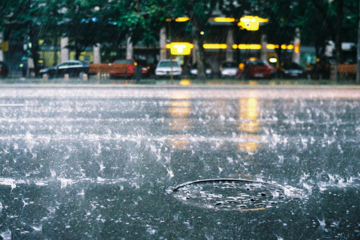 Pluies torrentielles qui s'abattent sur la chaussée.